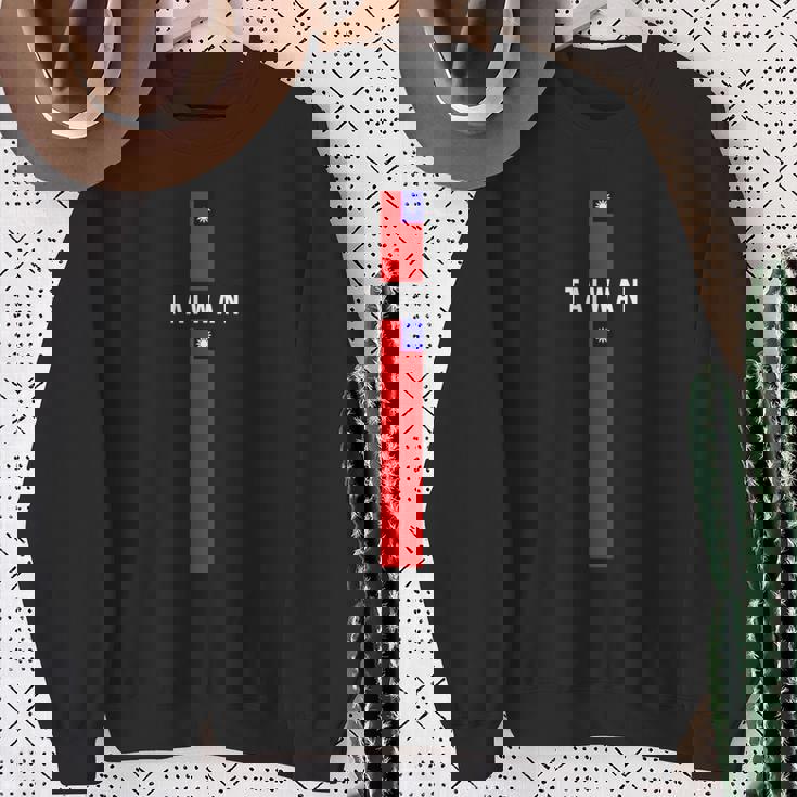 大文字で「Taiwan」の文字が入った縦型台湾国旗 スウェットシャツ 年配の女性への贈り物