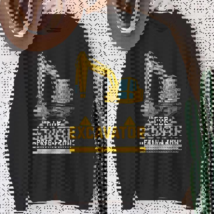 将来の掘削機オペレーターが重機ファンのトレーニングに参加。 スウェットシャツ 年配の女性への贈り物