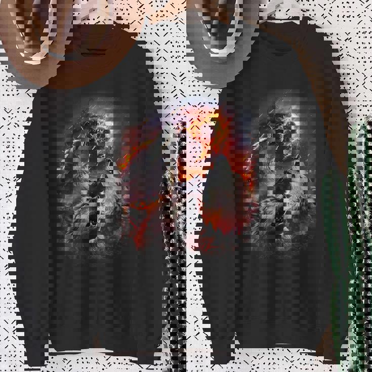 小惑星衝突月の下で燃える森で吠えるオオカミ スウェットシャツ 年配の女性への贈り物