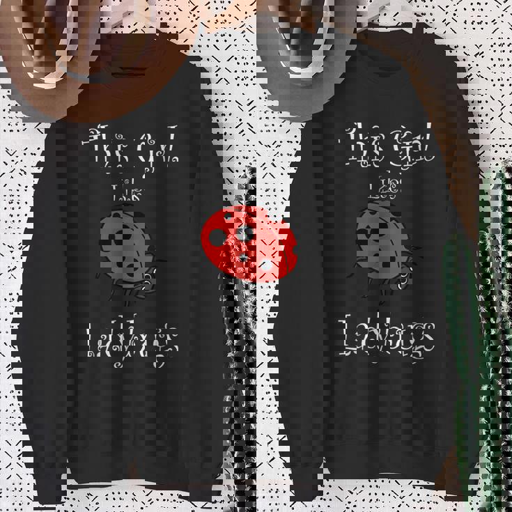 少女はてんとう虫が好き 野生動物 おもしろてんとう虫 スウェットシャツ 年配の女性への贈り物