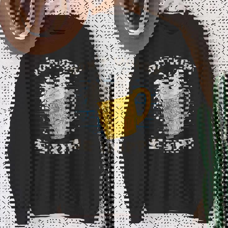 心配しないで、ホッピー・ブリューワー・ホップス・ビール スウェットシャツ 年配の女性への贈り物