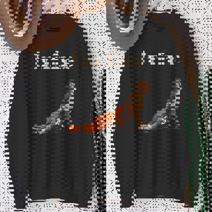 悲しい猿のパンチミームとオレンジのおもちゃで私は元気です スウェットシャツ 年配の女性への贈り物