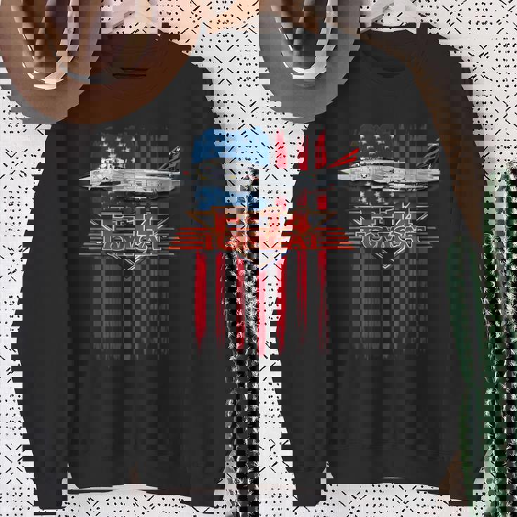 愛国的な海軍 F-14 トムキャットとアメリカ国旗 スウェットシャツ 年配の女性への贈り物