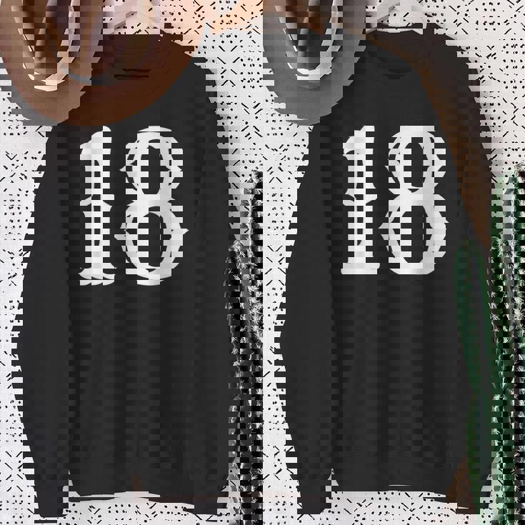 数字 18 インチ 白 大 太字 アメリカ 西部 スタイル フォント スウェットシャツ 年配の女性への贈り物