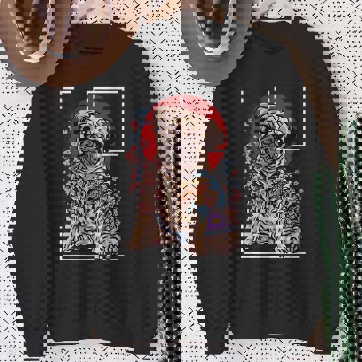 日本のタトゥー パグ 犬 パグ ヤクザの恋人 鯉の魚 長袖tシャツ スウェットシャツ 年配の女性への贈り物