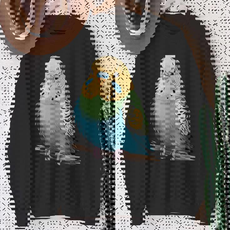 枝に腰掛けたチャーミングなセキセイインコ スウェットシャツ 年配の女性への贈り物