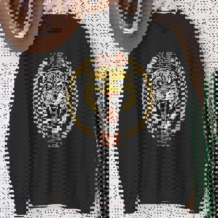 漢字の猛獣と日本語の虎アート スウェットシャツ 年配の女性への贈り物