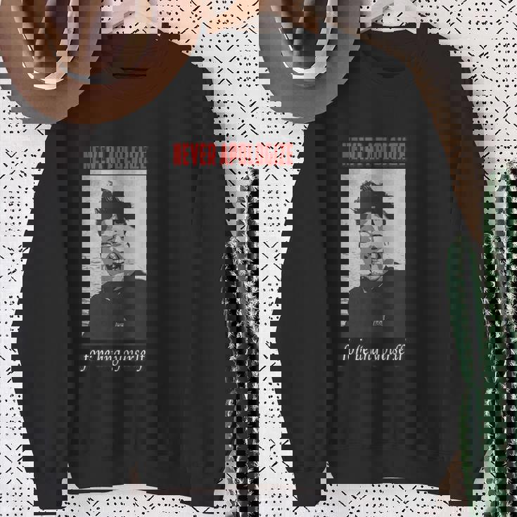 独裁者キム・ジョンウン・ティーは自分らしくいることを決して謝らない スウェットシャツ 年配の女性への贈り物