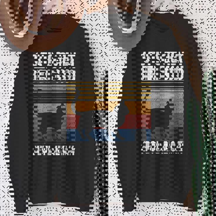 猫は素晴らしい ビールは美味しい、そして人々はクレイジー ビルマ猫 スウェットシャツ 年配の女性への贈り物