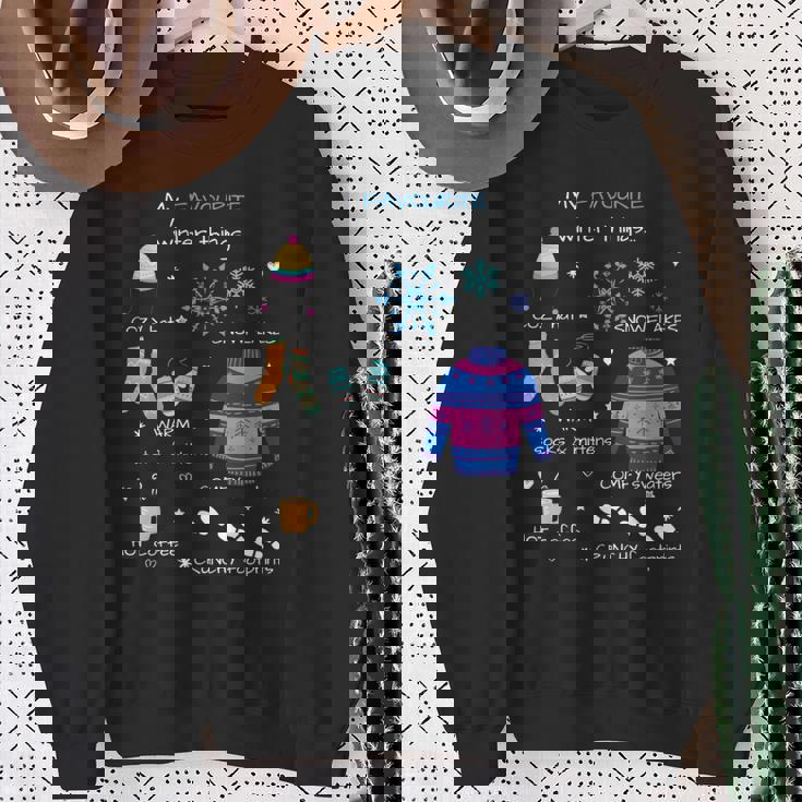 私のお気に入りの冬のものは、居心地の良い帽子、雪の結晶、ホットコーヒーです。 長袖tシャツ スウェットシャツ 年配の女性への贈り物