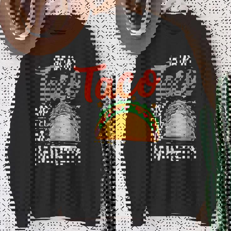 私のタコスを食べて、私はかなり食通好きだと教えて スウェットシャツ 年配の女性への贈り物