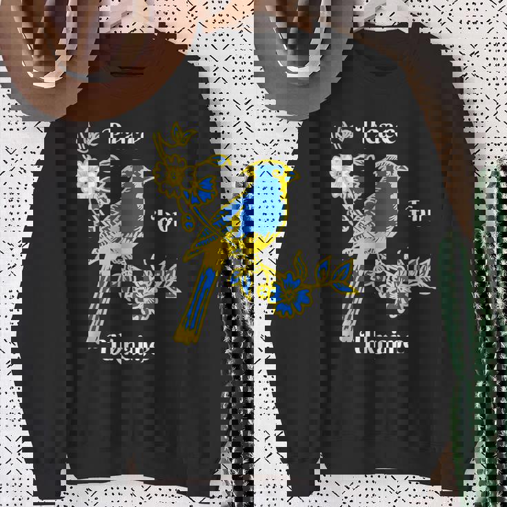 私はウクライナの旗と共に立つ ウクライナを支持する スウェットシャツ 年配の女性への贈り物