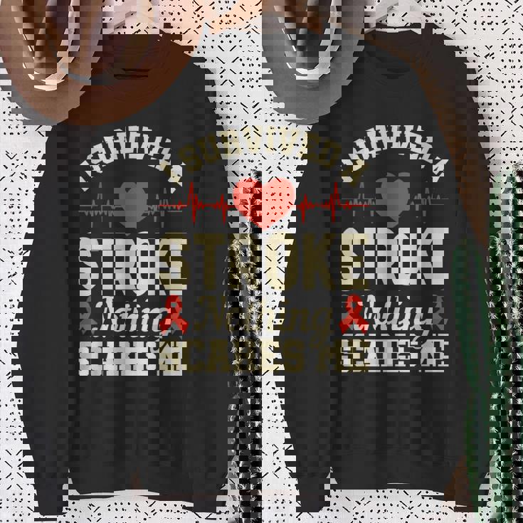 私は脳卒中を生き延びました何も私を怖がらせません-脳卒中の認識 スウェットシャツ 年配の女性への贈り物