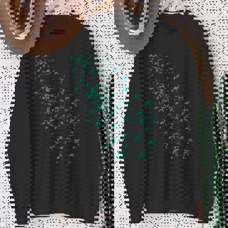 空と自然の鳥の群れ ツバメの空飛ぶ群れ スウェットシャツ 年配の女性への贈り物