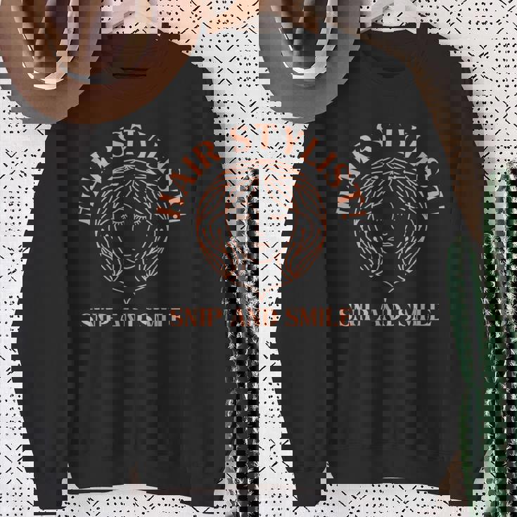 美容師、ヘアスタイリスト、美容院、理髪師、美容師 スウェットシャツ 年配の女性への贈り物