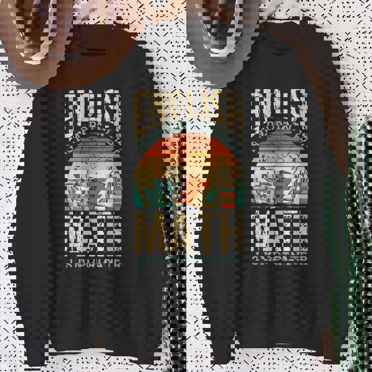 英語は大切だけど数学はもっと大事、数学ダジャレは面白い スウェットシャツ 年配の女性への贈り物