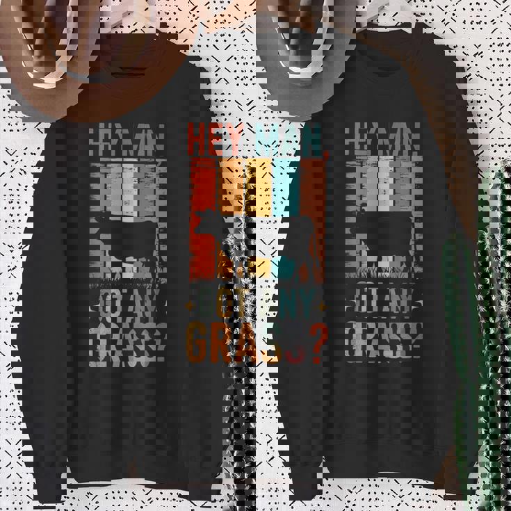 草を求めるレトロの面白い牛 農場のユーモアスタイル スウェットシャツ 年配の女性への贈り物