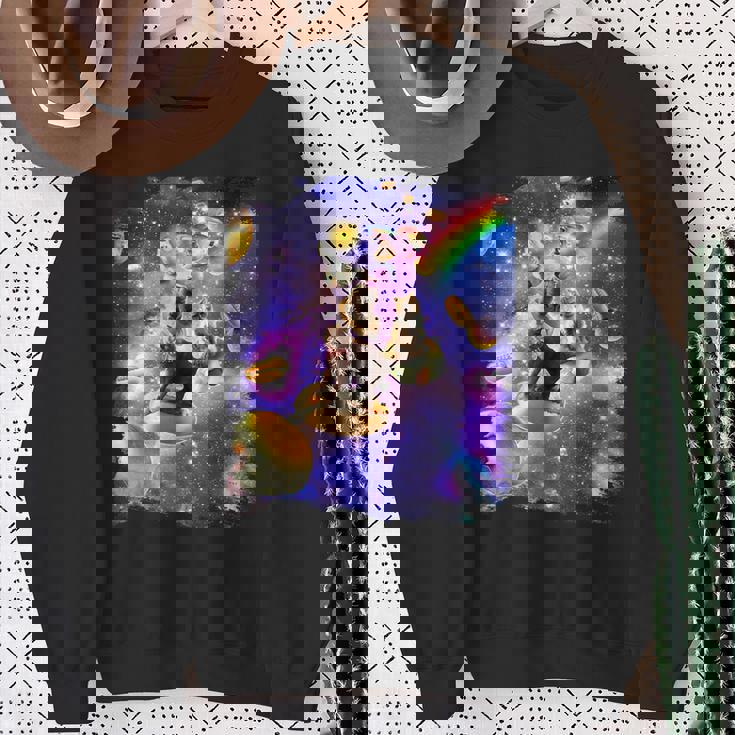 虹銀河のホットドッグに乗る宇宙の猫 スウェットシャツ 年配の女性への贈り物