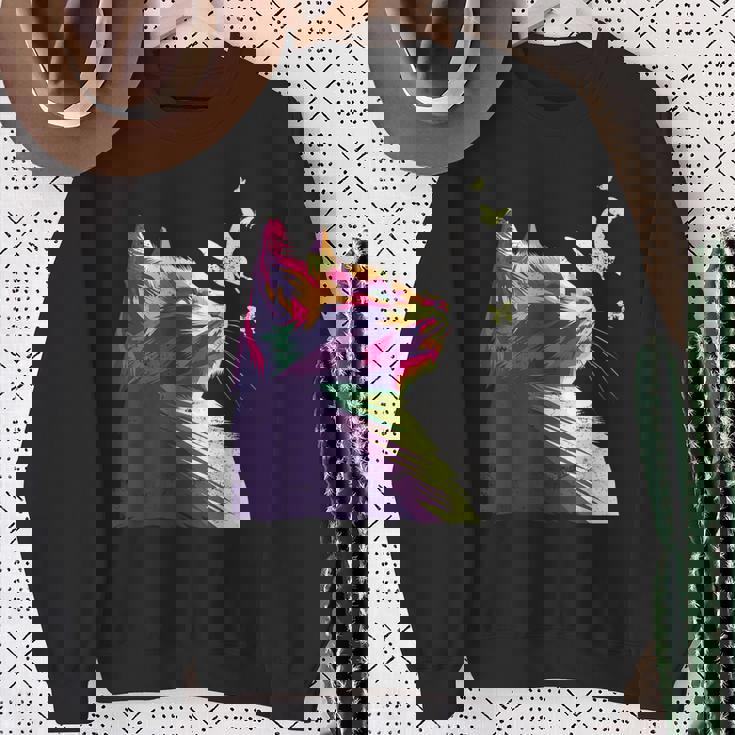 蝶と美しいカラフルな猫、パープル スウェットシャツ 年配の女性への贈り物