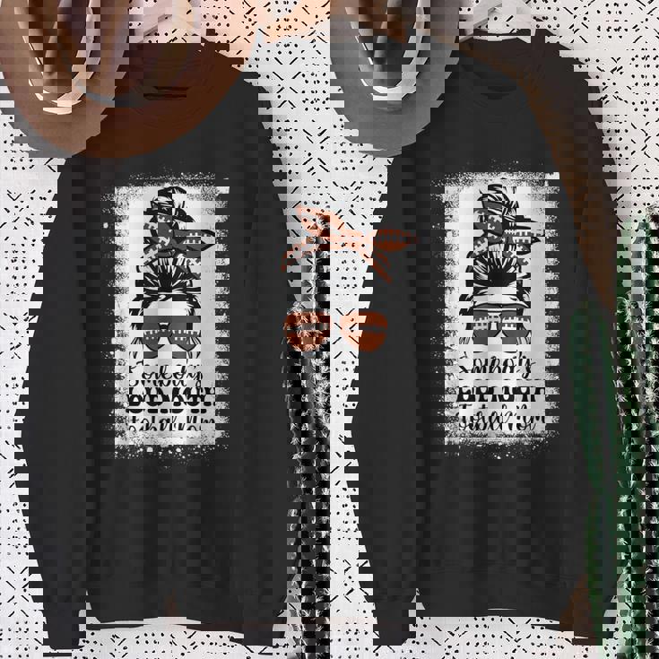 誰かのラウド・マウス・フットボール・マム・チアー・フットボール選手 スウェットシャツ 年配の女性への贈り物