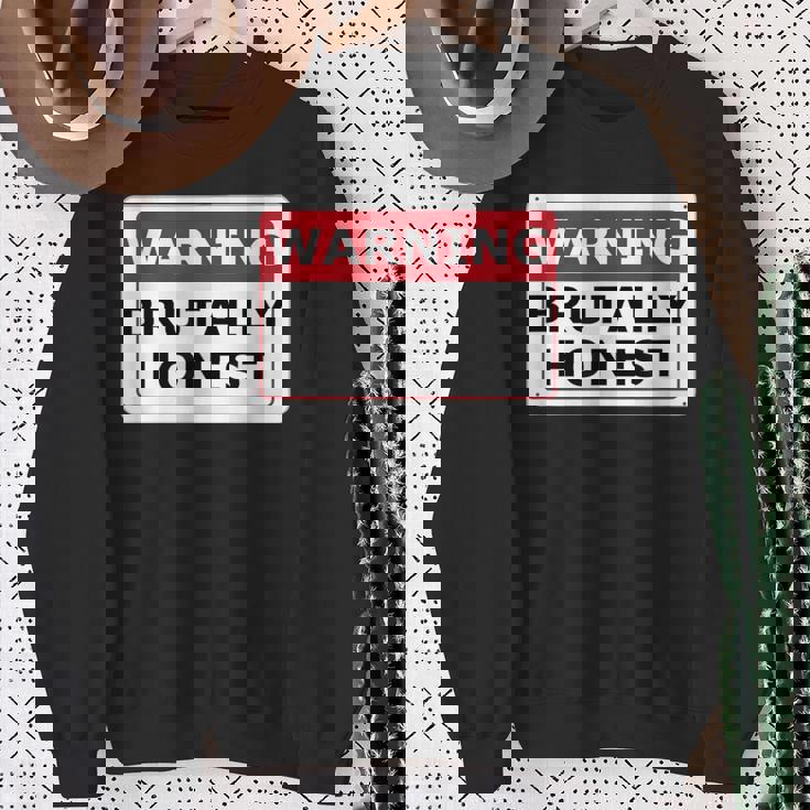 警告サイン Brutally Honest Unapologeically 面白いサイン スウェットシャツ 年配の女性への贈り物