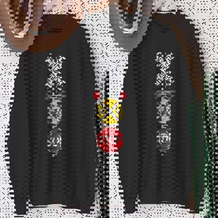 鉄道 踏切 標識 電車 作業員 エンジニア Railfan スウェットシャツ 年配の女性への贈り物