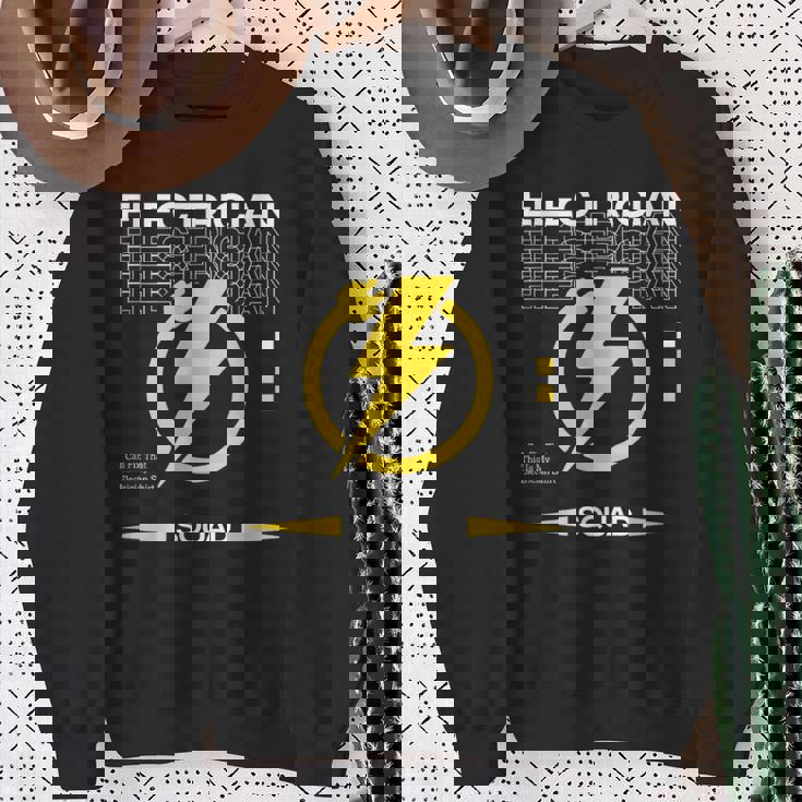 電圧回路 電気技術者 職人 スウェットシャツ 年配の女性への贈り物