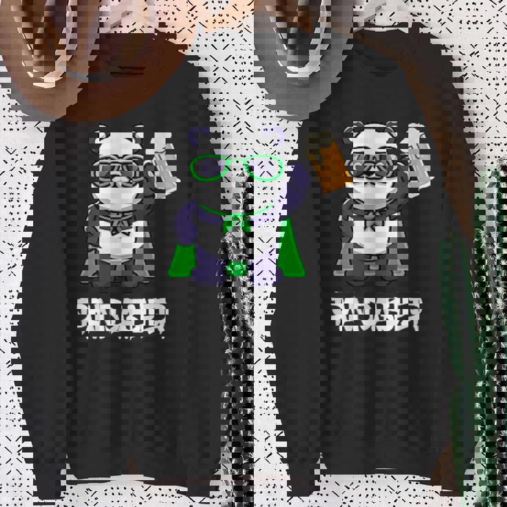 面白いパンダパンダビールドリンカー パンダビール スウェットシャツ 年配の女性への贈り物