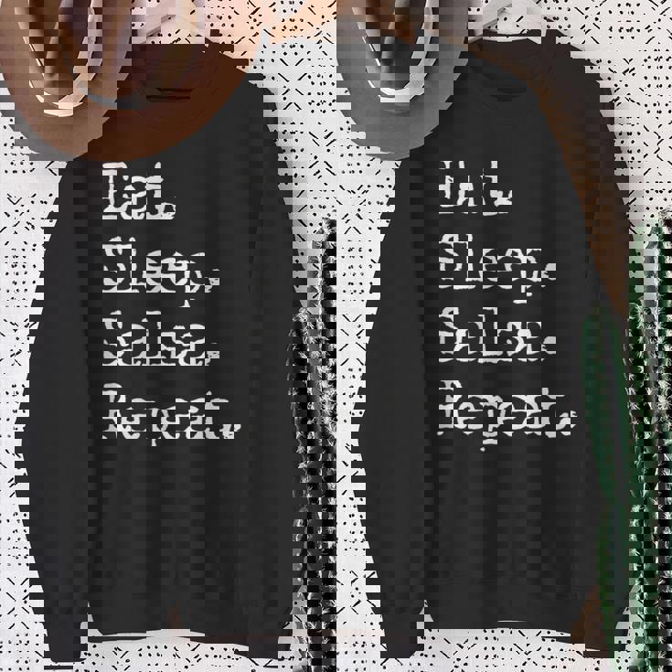 食べる。寝る。サルサ。繰り返す。 スウェットシャツ 年配の女性への贈り物