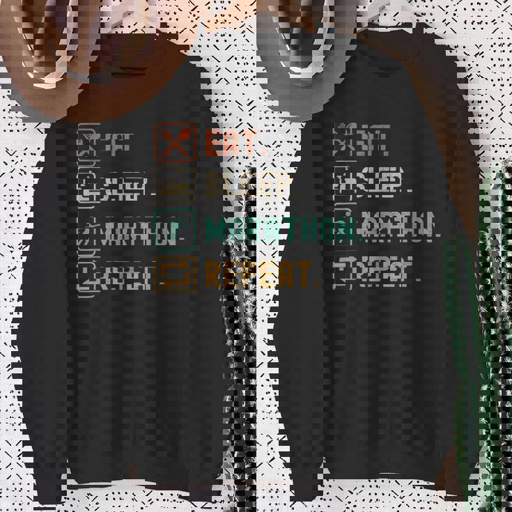 食べる睡眠マラソンリピート面白いマラソンランナー スウェットシャツ 年配の女性への贈り物