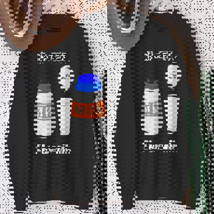 飲んでます。牛乳 ミルク 牧場 健康 飲み物 ボトル キャップ スウェットシャツ 年配の女性への贈り物