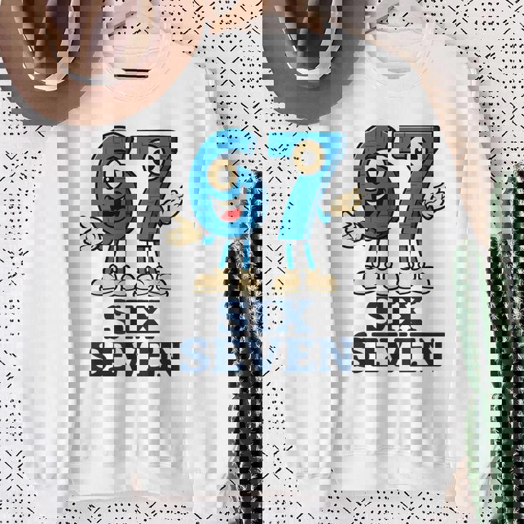 67 シックスセブン 6-7 Gen Alpha イタリアンブレインロットゲームミーム スウェットシャツ 年配の女性への贈り物