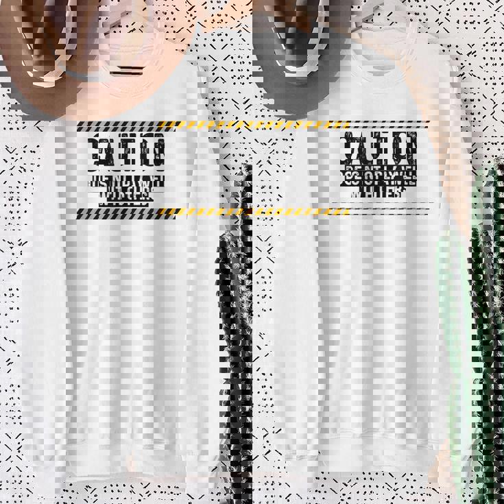 Caution Does Not Play Well With Others スウェットシャツ 年配の女性への贈り物