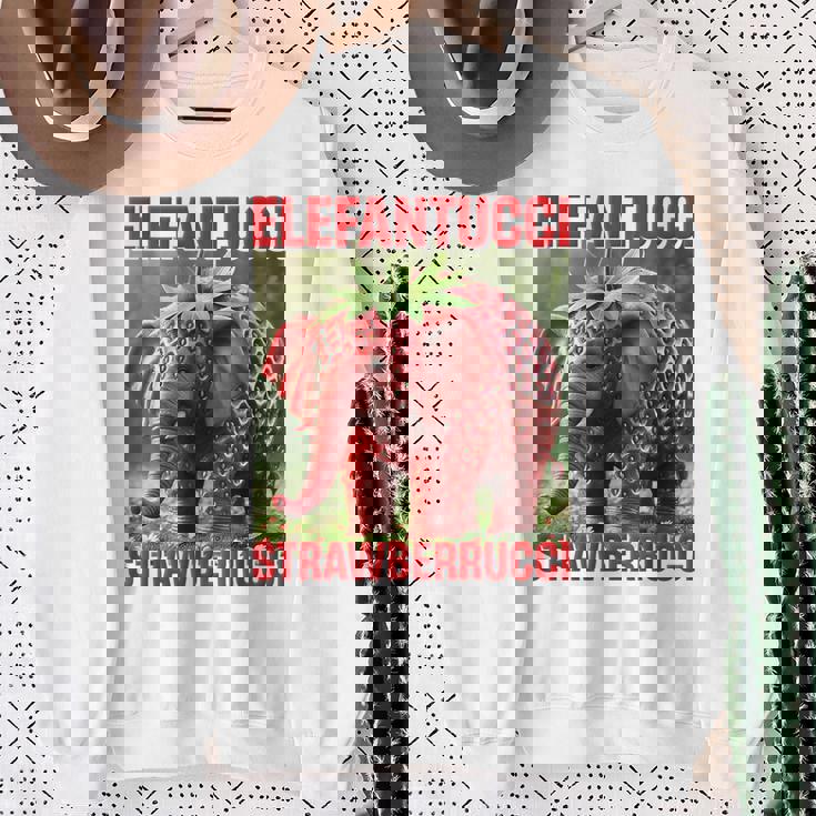 Brainrot Animal Gen Alpha Meme ストロベリーエレファント スウェットシャツ 年配の女性への贈り物