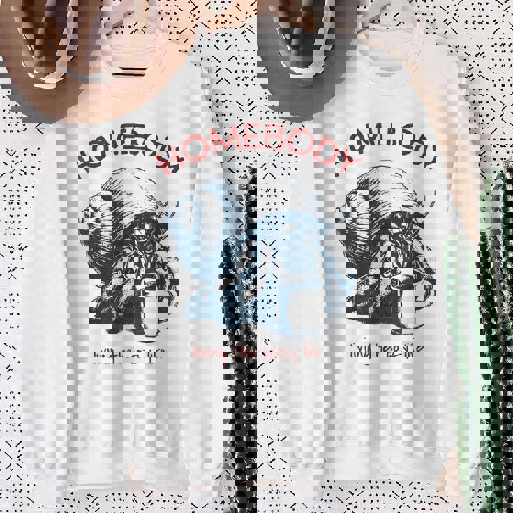 Homebody 居心地の良い生活 面白いヤドカリとコーヒー スウェットシャツ 年配の女性への贈り物