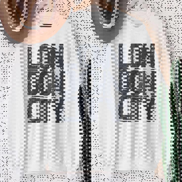 I Love London、クールでレトロなロンドンのファッショングラフィックデザイン。 スウェットシャツ 年配の女性への贈り物