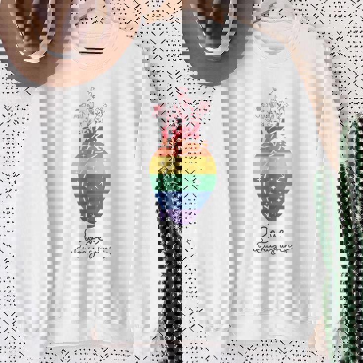 Love Wins Always Lgbt Lgbtq レインボープライド月間サポート スウェットシャツ 年配の女性への贈り物