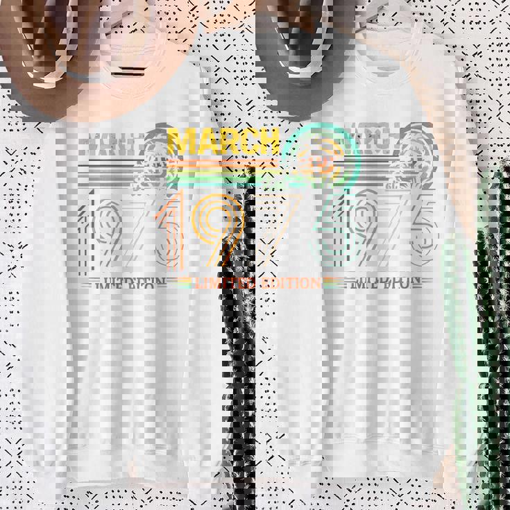 On Back- 1975年3月の誕生日 限定版 ヴィンテージ 51歳 スウェットシャツ 年配の女性への贈り物