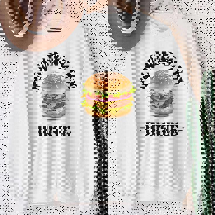 Powered By Burgers ファーストフード愛好家 面白いビーフバーガー スウェットシャツ 年配の女性への贈り物