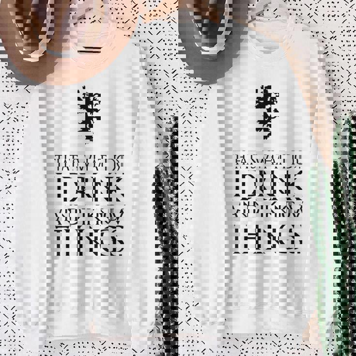 That's What I Do I Drink And I Know Things スウェットシャツ 年配の女性への贈り物