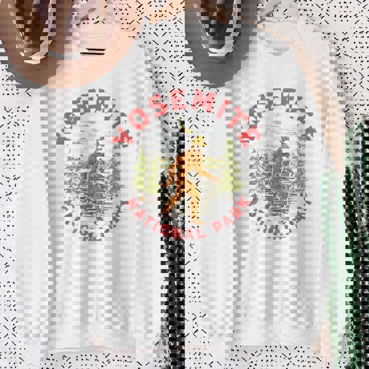 Yosemite National Park Ranger Bigfoot 80Sasquatch スウェットシャツ 年配の女性への贈り物