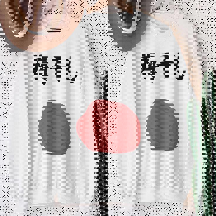 【梅干し】梅 日本 お土産 ご飯 おにぎり 可愛い 面白い カワイイ おもしろ 文字入り ネタ ウケ狙い 笑える 変な スウェットシャツ 年配の女性への贈り物