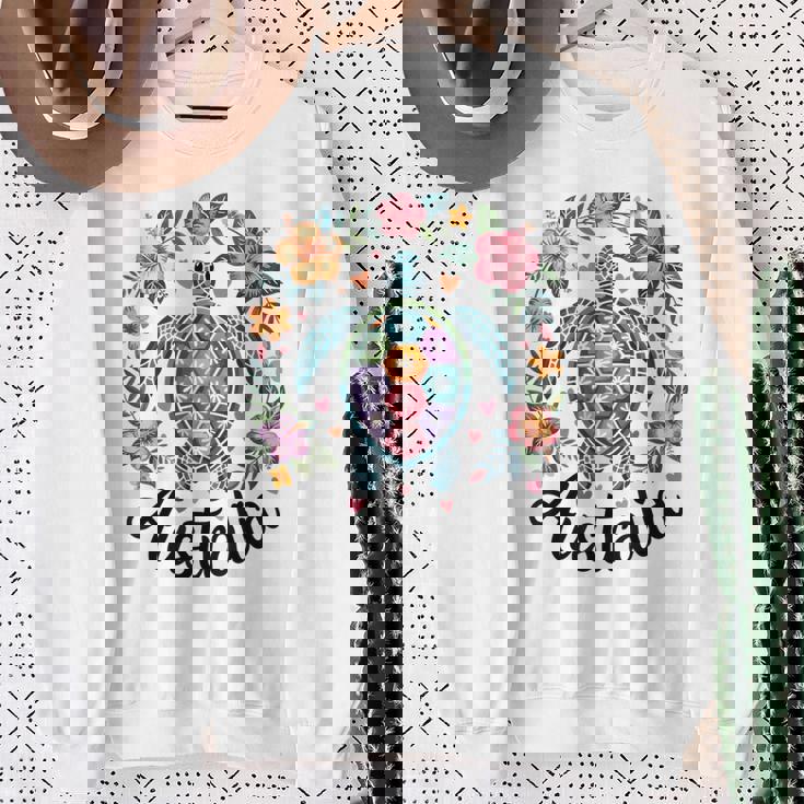 かわいいウミガメオーストラリア、楽しいトロピカルフラワーとハート スウェットシャツ 年配の女性への贈り物