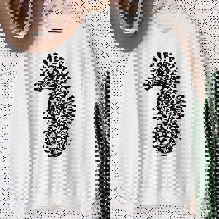 かわいいタツノオトシゴ ポリネシア トライバル マオリ柄 タツノオトシゴ 長袖tシャツ スウェットシャツ 年配の女性への贈り物