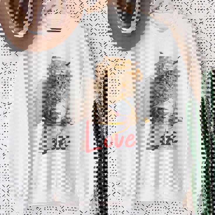 キューピッドコスチュームを着た面白い猫、聖バレンタインの猫の自撮り。 スウェットシャツ 年配の女性への贈り物