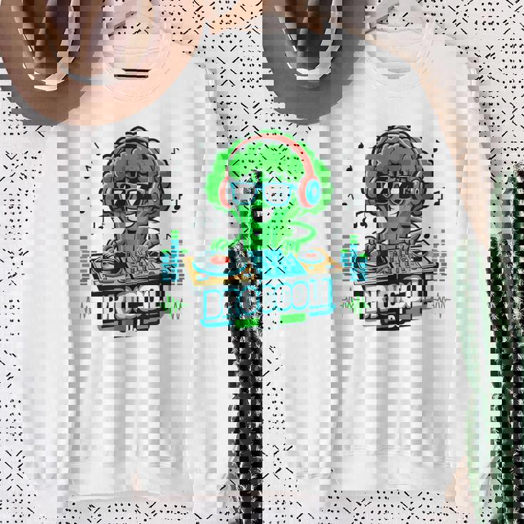 クールなブロッコリーdjミュージックパーティーバイブ面白いデザイン。 スウェットシャツ 年配の女性への贈り物