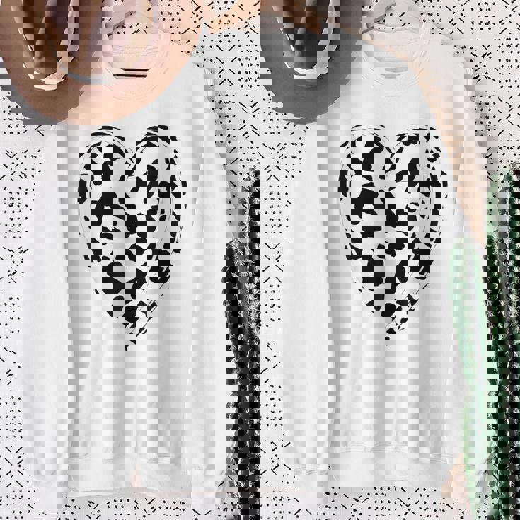 シックなハートプリントの牛柄。 スウェットシャツ 年配の女性への贈り物