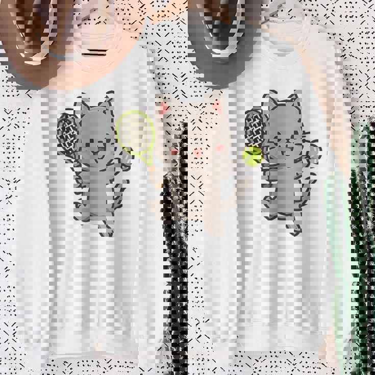 テニスをする猫。かわいいスポーツ猫。 スウェットシャツ 年配の女性への贈り物