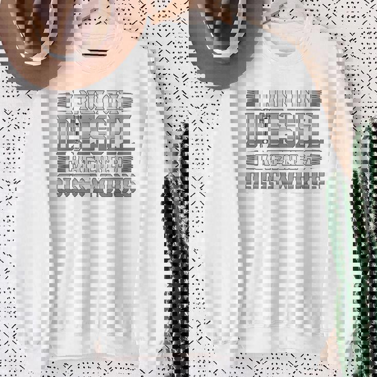 ディーゼルカフェインで走るトラック運転手 スウェットシャツ 年配の女性への贈り物