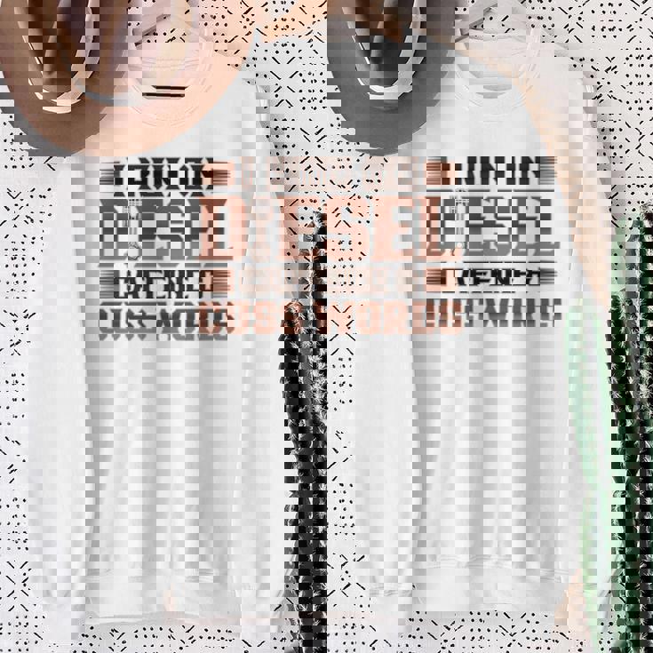 ディーゼルカフェインで走るトラック運転手 長袖tシャツ スウェットシャツ 年配の女性への贈り物